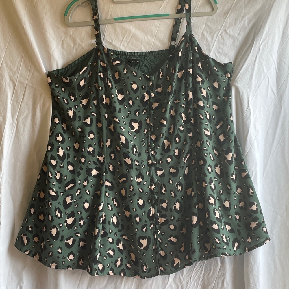 SALE!! Torrid green leopard GEORGETTE BUTTON-FRONT CAMI size 2 or 18/20